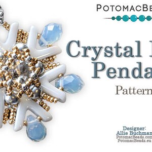 以下が含まれることがあります： 金と銀のビーズ、青いクリスタルアクセント、そして「Crystal Frost Pendant Pattern」と「PotomacBeads.com PotomacBeads.eu」のテキストが書かれた白い雪の結晶のペンダント。