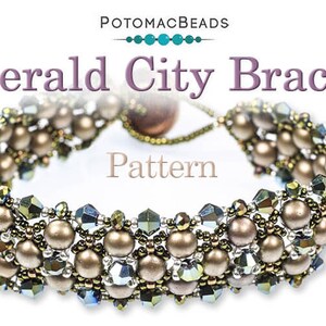 Könnte beinhalten: Nahaufnahme eines Perlenarmbands in Gold- und Silbertönen. Das Armband heißt "Emerald City Bracelet" und ist ein Muster von Potomac Beads.