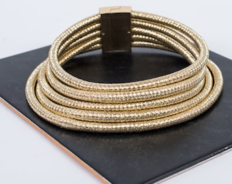 De gouden, zilveren of zwarte Egyptische choker-verklaringketting