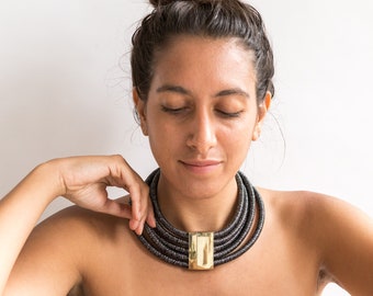 El collar egipcio de plata, oro o collar llamativo negro