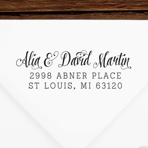 Retouradresstempel #57 - Houten of zelfinktende - Gepersonaliseerd - Cadeau, bruiloft, pasgetrouwd, housewarming - INCLUSIEF HANDVAT