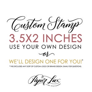 Può includere: Servizio di progettazione di timbri personalizzati. Crea un timbro di 8,9 cm x 5,1 cm usando il tuo design o fai progettare uno per te. Il testo dice "Custom Stamp 3.5x2 inches Use your own design or We'll design one for you! *This excludes any sort of custom logo or brand design. Email for questions. Paper Lux Fine Stationery"