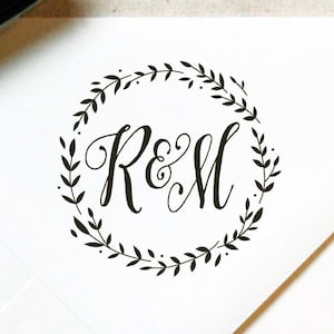 Monogramstämpel #5 - Trä eller självbläckande - Kalligrafi - Krans - Personlig bröllopsstämpel, bröllopsgåva, gåvstämpel — INKLUDERAR HANDTAG
