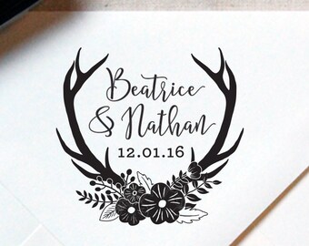 Sello de monograma n.° 16 - De madera o autoentintable - Caligrafía - Astas - Sello personalizado para bodas, sello para etiquetas, recuerdo de boda — INCLUYE MANGO