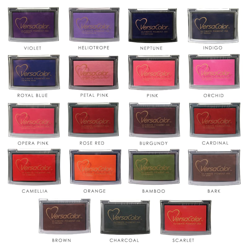 Puede incluir: Un conjunto de 16 almohadillas de tinta en varios colores, incluyendo violeta, heliotropo, &iacute;ndigo, azul real, rosa p&eacute;talo, rosa, orqu&iacute;dea, rosa &oacute;pera, rojo rosa, burdeos, cardenal, camelia, naranja, bamb&uacute;, corteza, marr&oacute;n, carb&oacute;n y escarlata. Cada almohadilla presenta el logotipo de VersaColor y las palabras "Ultimate Pigment Ink".