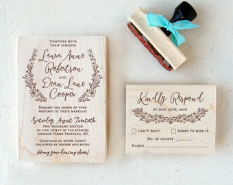 Puede incluir: Una invitación de boda de madera con un diseño de corona floral. La invitación dice: "Junto con sus familias, Laura Anne Robertson y Dean Lane Cooper les solicitan el honor de su presencia en su matrimonio, el sábado 20 de agosto de 2016, a las 5:30 de la tarde, en Addison Farms Vineyard, NC. Cócteles a las 7:30 de la tarde, seguidos de cena y música. ¡Traigan sus zapatos de baile!" Una tarjeta de madera separada dice "Responda amablemente antes del 29 de julio de 2016" con un diseño de corona floral y dos casillas de verificación: "¡No puedo esperar!" y "Lo siento, no puedo asistir".