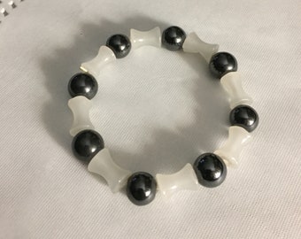 Magnetisk hematit och vita frostade glaspärlor/justerbart armband # 657
