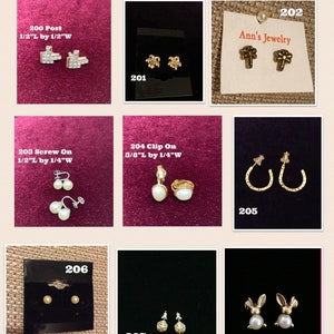 Op de afbeelding: Een assortiment oorbellen in verschillende stijlen, waaronder oorbelstekers, schroefoorbellen, clip-on oorbellen en hangende oorbellen. Sommige oorbellen zijn versierd met parels, terwijl andere gouden of zilveren accenten hebben. De oorbellen worden gepresenteerd op een fluwelen achtergrond.