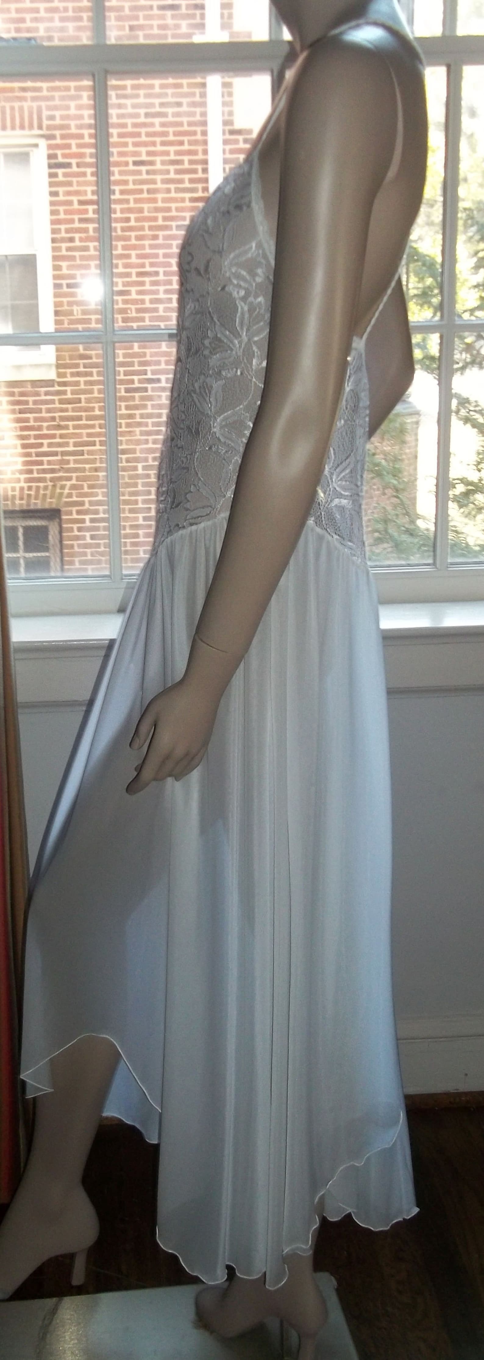 Vanity Fair Nightgown Medium Lacy Bodice Asymmetrical Hem White Criss