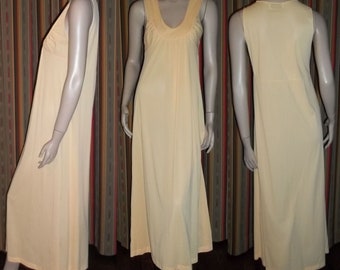 Donald Brooks for Maidenform Long Nightgown Yellow Petite Free Flowing  ILGWU Label