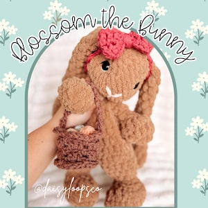 Op de afbeelding: Een set van drie keramische mokken met een gespikkelde, crèmekleurige glazuur. Elke mok heeft een handgeschilderd ontwerp: een blauw en groen blad, een gele bloem en een rode bes. De mokken hebben een eenvoudige, afgeronde vorm.