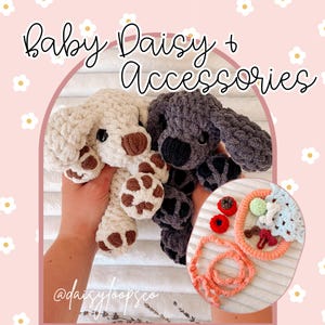 Puede incluir: Dos juguetes de perro de ganchillo, uno crema y otro gris, con detalles marrones. La imagen también muestra accesorios de ganchillo, incluyendo un pequeño collar naranja, flores rojas y un pequeño plato de ganchillo con detalles coloridos. El texto dice "Baby Daisy + Accessories".