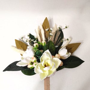 Ramo de novia rústico de magnolia: rosas color crema, hierba de la pampa, boda bohemia