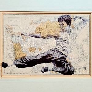 Könnte beinhalten: Eine Schwarzweißillustration eines Mannes in einer Kampfkunstpose, überlagert mit einer antiken Karte von Asien. Die Karte ist mit "ASIA." beschriftet.