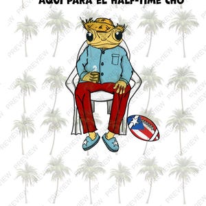 Puede incluir: Ilustración de una rana con camisa azul, pantalones rojos y zapatillas azules, sentada en una silla y sosteniendo una taza. Un balón de fútbol con un diseño de la bandera de Puerto Rico está al lado de la rana. El texto dice "AQUÍ PARA EL HALF-TIME CHO".