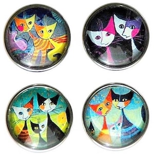 Può includere: Quattro bottoni rotondi con bordi argentati, ognuno con un'illustrazione di gatto colorata. Ogni bottone presenta un design unico con gatti in varie pose e combinazioni di colori, tra cui arancione, nero e bianco, su sfondi vivaci.