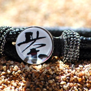 Braccialetto in finta pelle di serpente nero con bottone a pressione stile Noosa, braccialetto Ginger Snap, bottone a pressione intercambiabile incluso