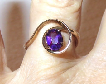 Lovely Vintage 14K Solid Gold & Amethyst Ring - Yellow Gold Swirl Ring with Prong Set Amethyst Stone - Size 6 1/4 - 2.8 Grams TW