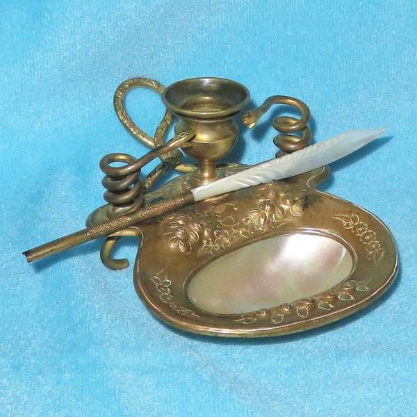 Antyczny francuski świecznik Palais Royal z masy perłowej i złoconego brązu, kałamarz ze zwiniętymi wężami, tłoczone kwiaty i uchwyt