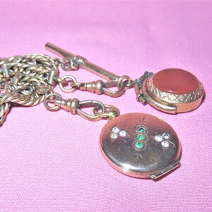 Antike GF Kettenuhr & 2 Anhänger - Karneol & MOP mit Topas Spinner Anhänger und G.F. Paste Stones Locket Fob - T-Bar und Hundeclips