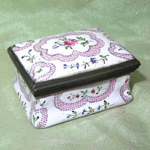 Antique Georgian Era Bilston Snuff Box - Hinged Copper Mounted English Enamel Box - Hand Painted Flowers & Leaves - Patch Box - Collectible