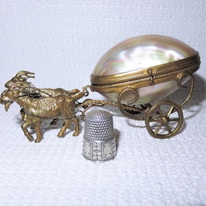 Antiker Renaissance-Muschel-Ziegenwagen-Fingerhuthalter & Wartezeit-Drescher Sterling-Fingerhut - vergoldeter Messing-MOP-Ziegenschatulle-Wagen