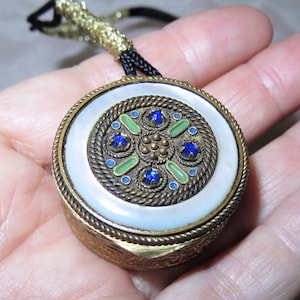 Colgante de pastillero Chatelaine francés antiguo - Estuche compacto con espejo de esmalte y nácar - Collar original de cordón e hilo metálico