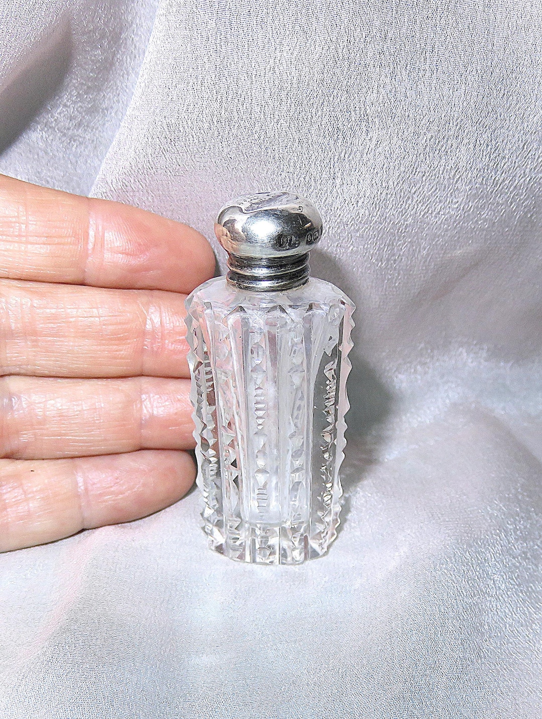 アンティークカットクリスタル香水瓶（スターリングシルバーの蓋付き