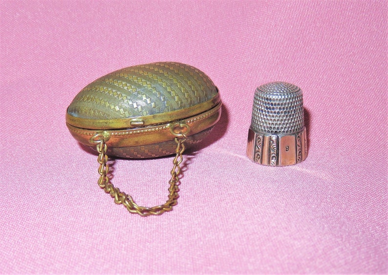 Viktoriansk antik ägg Chatelaine fingerborgshållare Etui - Präglat gångjärnsförsett mässingsfodral med handtag och Simons Brothers sterlingsilverfästning bild 1