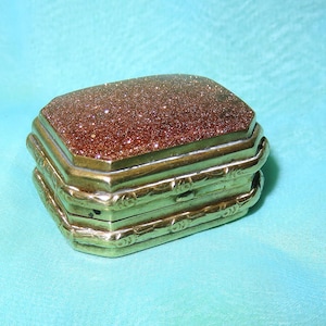 Antik förgylld mässing och guldstenssnusdosa - Pillerdosa - Bezelset guldsten och graverade akantusrullar - Tillverkad i Tyskland