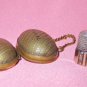 Viktoriansk antik ägg Chatelaine fingerborgshållare Etui - Präglat gångjärnsförsett mässingsfodral med handtag och Simons Brothers sterlingsilverfästning bild 6
