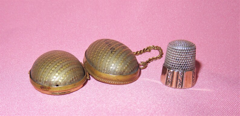 Viktoriansk antik ägg Chatelaine fingerborgshållare Etui - Präglat gångjärnsförsett mässingsfodral med handtag och Simons Brothers sterlingsilverfästning bild 6