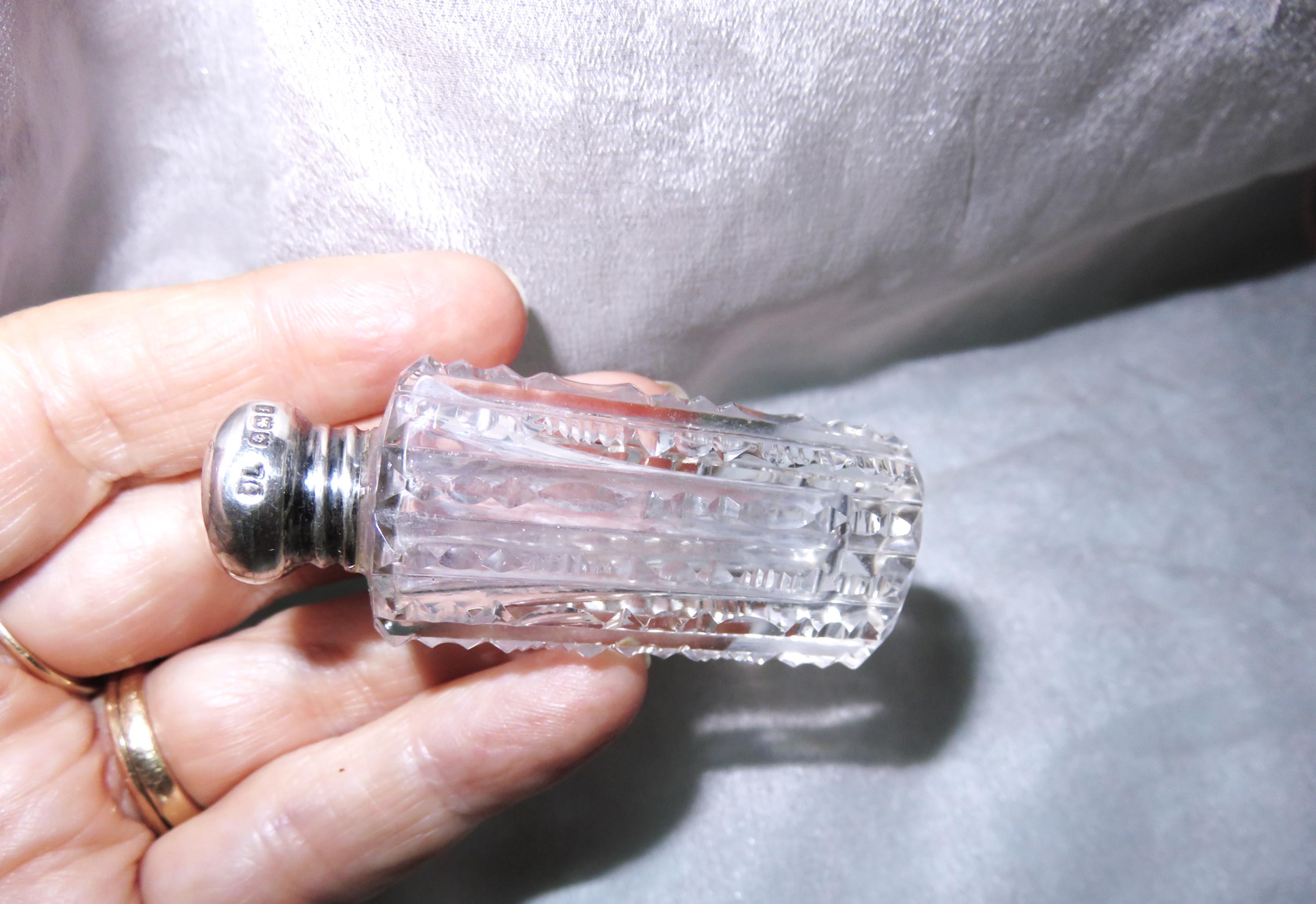 アンティークカットクリスタル香水瓶（スターリングシルバーの蓋付き