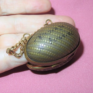 Viktoriansk antik ägg Chatelaine fingerborgshållare Etui - Präglat gångjärnsförsett mässingsfodral med handtag och Simons Brothers sterlingsilverfästning bild 9