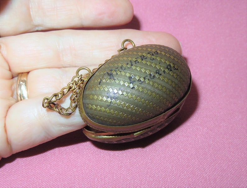 Viktoriansk antik ägg Chatelaine fingerborgshållare Etui - Präglat gångjärnsförsett mässingsfodral med handtag och Simons Brothers sterlingsilverfästning bild 9