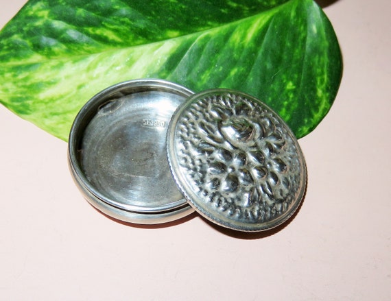 SOLID SILVER PILL BOX 925 HALLMARKED STERLING SILVER PILL BOX HAND ENGRAVED