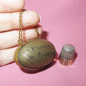Viktoriansk antik ägg Chatelaine fingerborgshållare Etui - Präglat gångjärnsförsett mässingsfodral med handtag och Simons Brothers sterlingsilverfästning bild 2