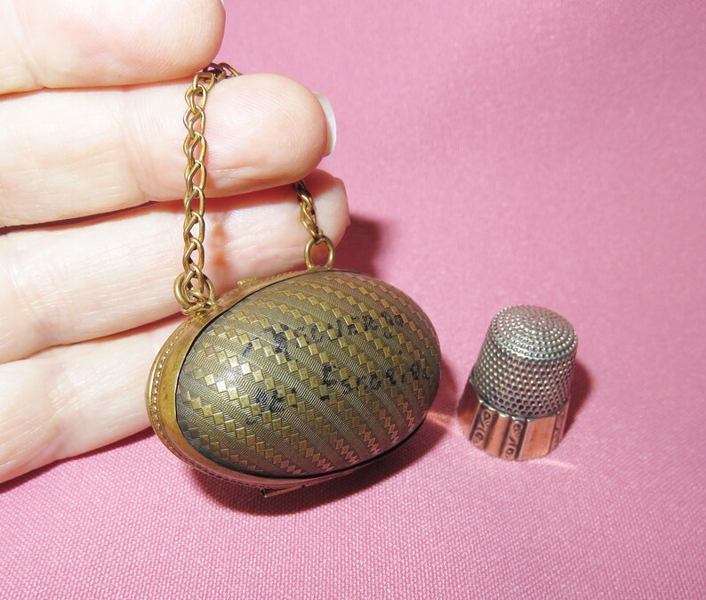Viktoriansk antik ägg Chatelaine fingerborgshållare Etui - Präglat gångjärnsförsett mässingsfodral med handtag och Simons Brothers sterlingsilverfästning bild 2