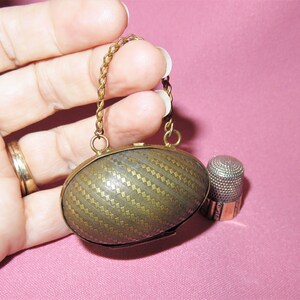 Viktoriansk antik ägg Chatelaine fingerborgshållare Etui - Präglat gångjärnsförsett mässingsfodral med handtag och Simons Brothers sterlingsilverfästning bild 3