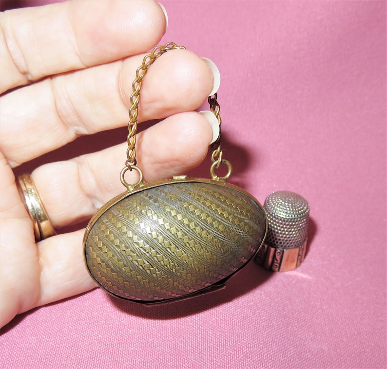 Viktoriansk antik ägg Chatelaine fingerborgshållare Etui - Präglat gångjärnsförsett mässingsfodral med handtag och Simons Brothers sterlingsilverfästning bild 3