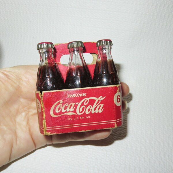 Antike Miniatur Coca Cola Six Pack Miniaturflaschen in Bill's Premiums Neuheiten von Milwaukee Carrier Carton - Miniatur Cola Flaschen
