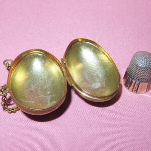 Viktoriansk antik ägg Chatelaine fingerborgshållare Etui - Präglat gångjärnsförsett mässingsfodral med handtag och Simons Brothers sterlingsilverfästning bild 7