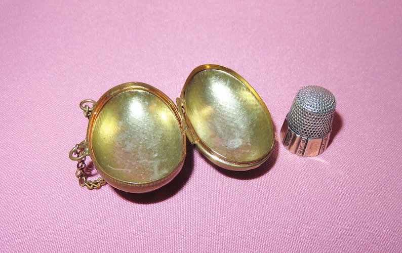 Viktoriansk antik ägg Chatelaine fingerborgshållare Etui - Präglat gångjärnsförsett mässingsfodral med handtag och Simons Brothers sterlingsilverfästning bild 7