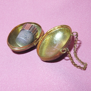 Viktoriansk antik ägg Chatelaine fingerborgshållare Etui - Präglat gångjärnsförsett mässingsfodral med handtag och Simons Brothers sterlingsilverfästning bild 4