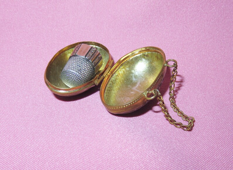 Viktoriansk antik ägg Chatelaine fingerborgshållare Etui - Präglat gångjärnsförsett mässingsfodral med handtag och Simons Brothers sterlingsilverfästning bild 4