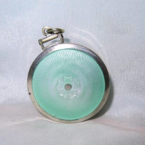 Antiek guilloche geëmailleerde poeder/rouge compacte behuizing met originele bladerdeeg - compacte hanger hanger - zeeschuimgroen emaille - spiegel - verzilverd