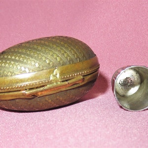 Viktoriansk antik ägg Chatelaine fingerborgshållare Etui - Präglat gångjärnsförsett mässingsfodral med handtag och Simons Brothers sterlingsilverfästning bild 5