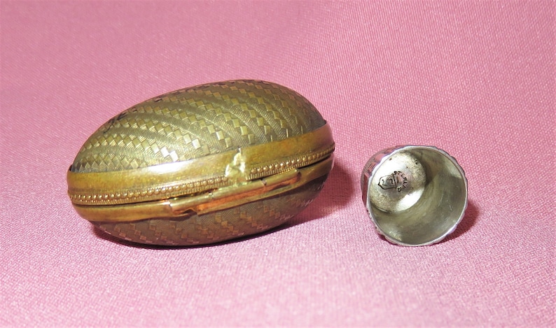 Viktoriansk antik ägg Chatelaine fingerborgshållare Etui - Präglat gångjärnsförsett mässingsfodral med handtag och Simons Brothers sterlingsilverfästning bild 5