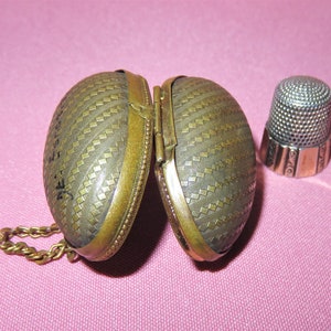 Viktoriansk antik ägg Chatelaine fingerborgshållare Etui - Präglat gångjärnsförsett mässingsfodral med handtag och Simons Brothers sterlingsilverfästning bild 8