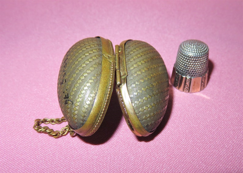 Viktoriansk antik ägg Chatelaine fingerborgshållare Etui - Präglat gångjärnsförsett mässingsfodral med handtag och Simons Brothers sterlingsilverfästning bild 8